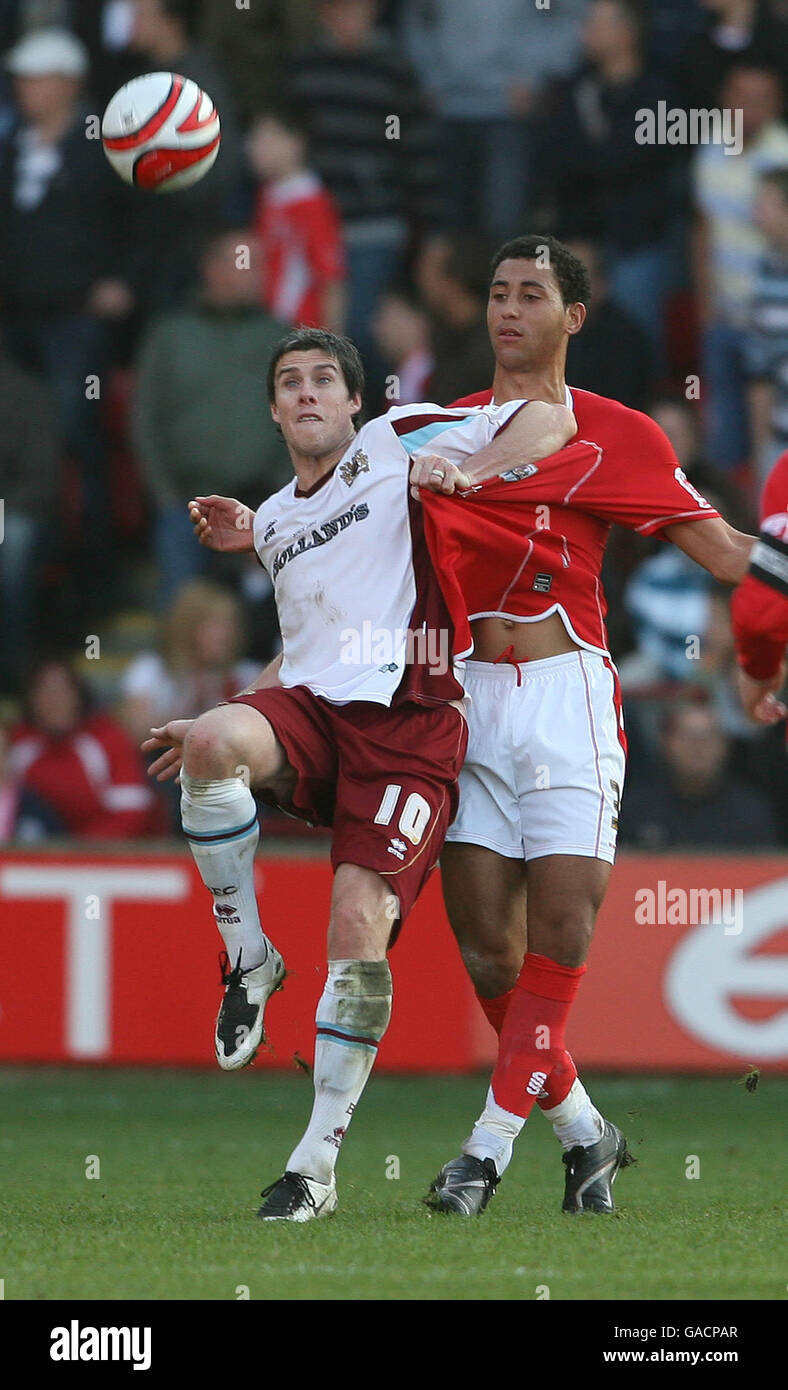 Andy Gray und Barnsley von Burnley`s Lewin Nyatanga Fußball - FL Championship - Barnsley gegen Burnley - Sa, 20. Oktober 2007 - Oakwell Stadium - Barnsley Stockfoto
